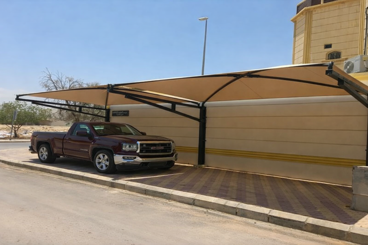 مظلات المواقف العامة